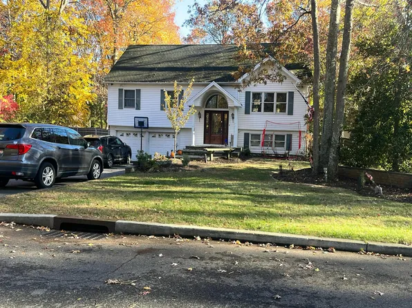 2 Flamingo Dr, Smithtown, NY 11787