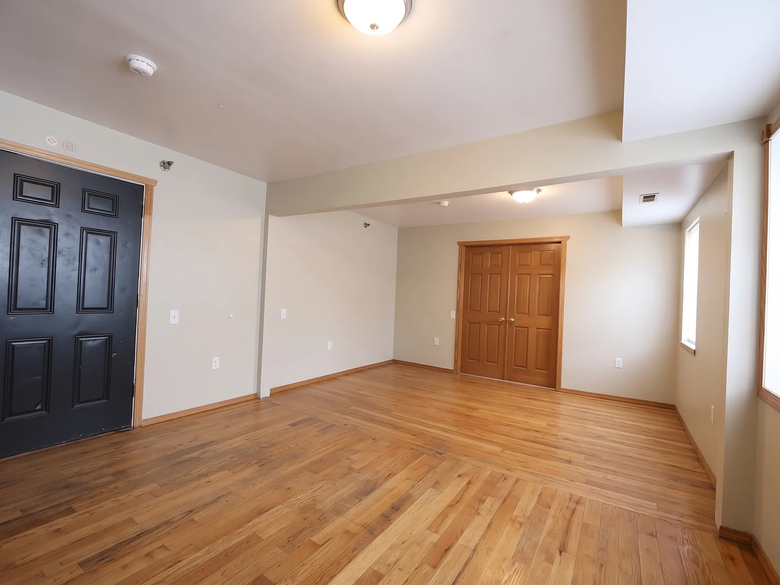 4 bed, 1.5 bath, 1400 sqft, $3,949 — Photo 1