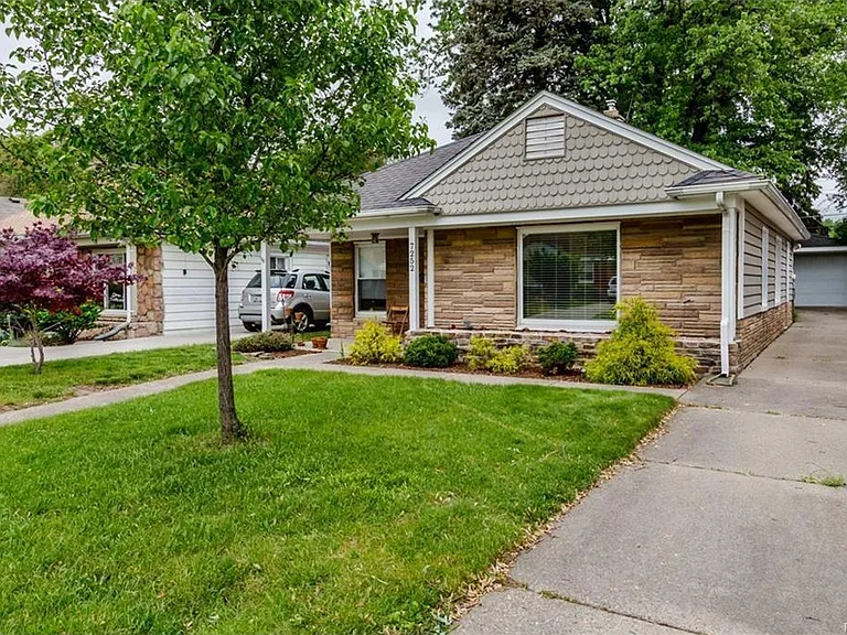 7252 Fenton St — Photo 3