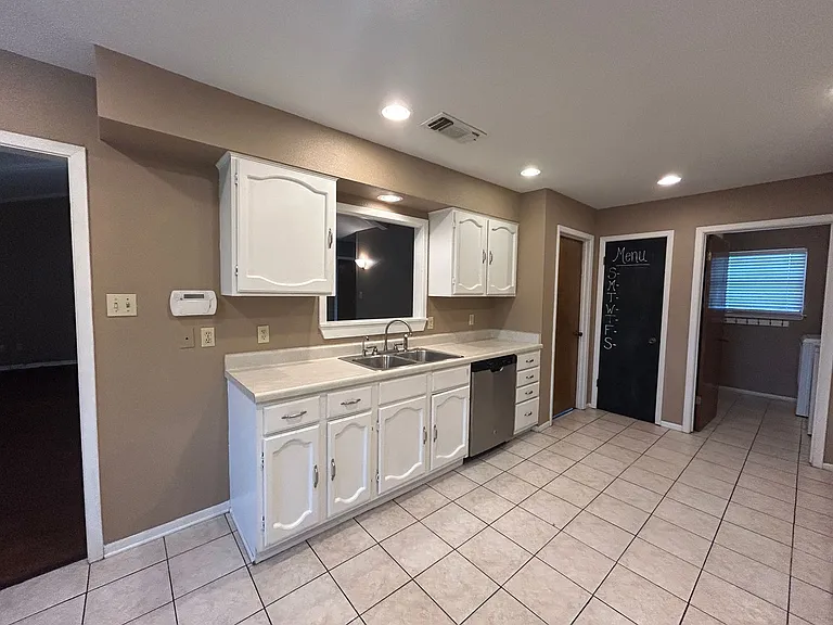 826 Timber Dr — Photo 15