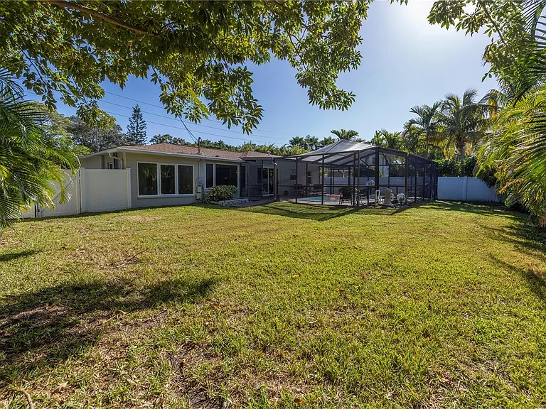 610 Cordova Blvd NE — Photo 34