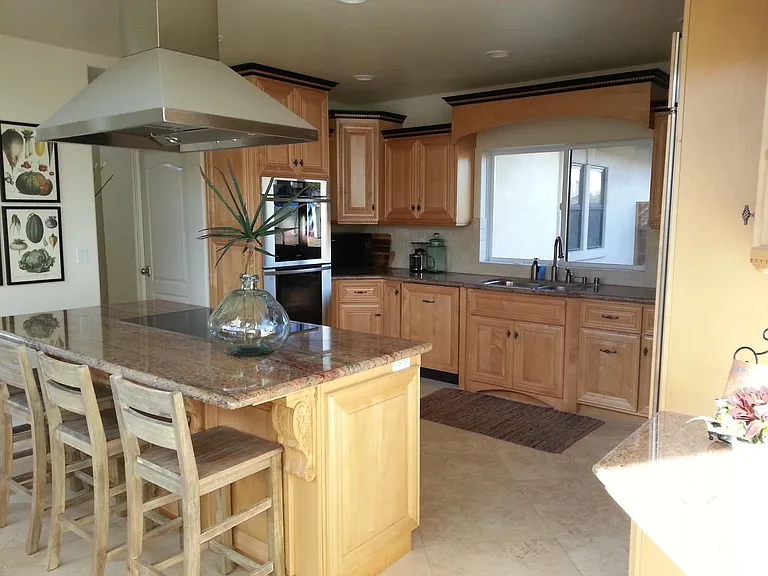 Gourmet kitchen and bar