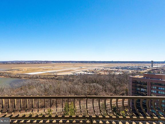 4th image of 1300 Crystal Dr #Penthouse 3s