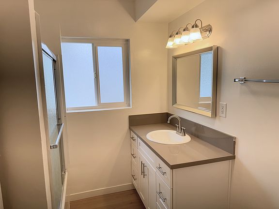 5th image of 2727 Montrose Ave #9