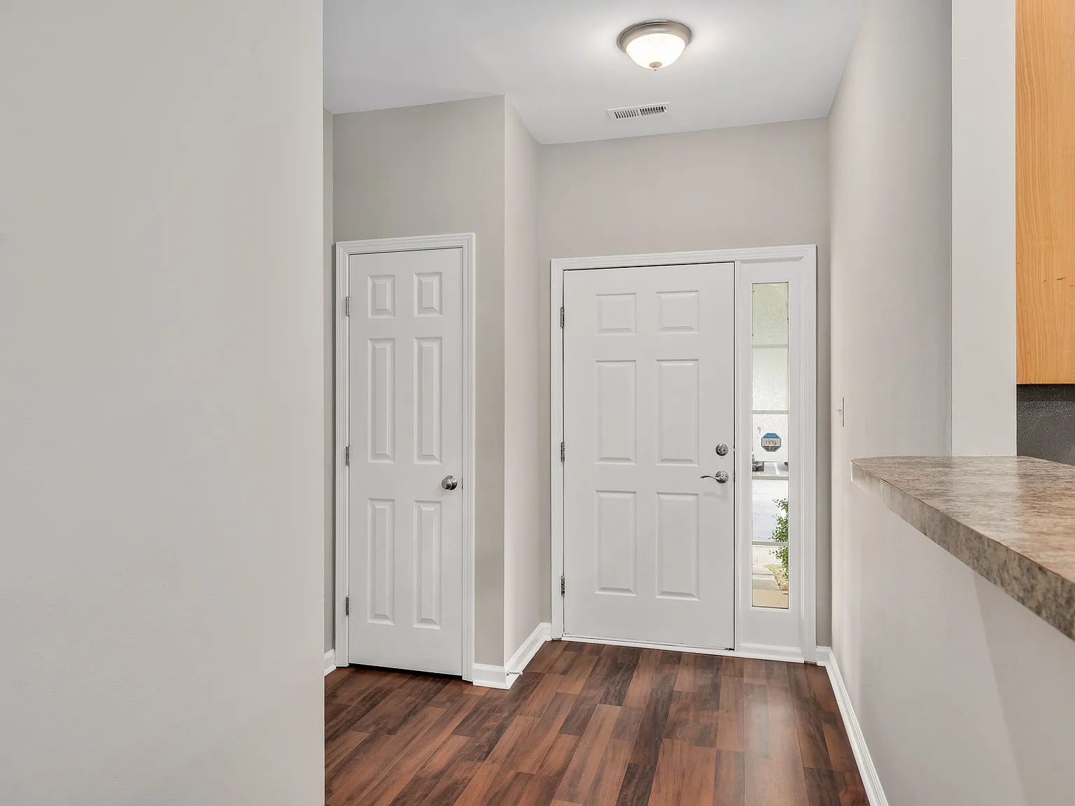 3 bed, 2.5 bath, 1352 sqft, $1,700 — Photo 4