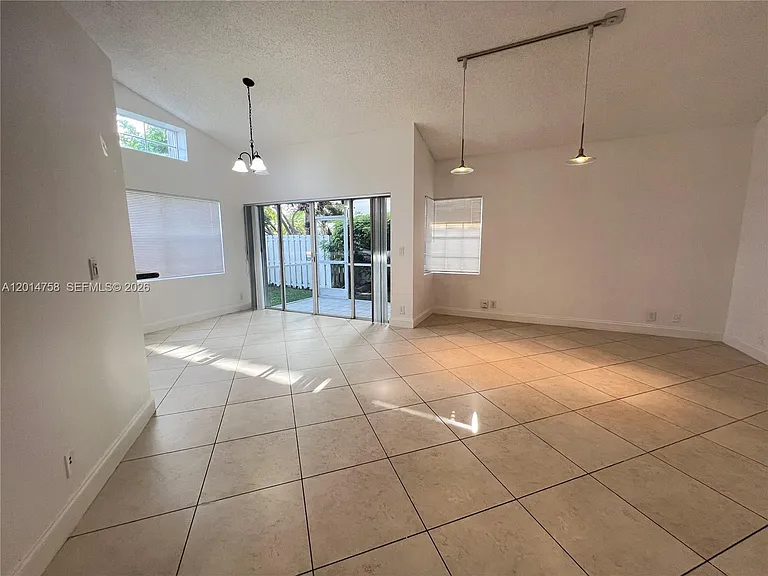 465 Somerset Way — Photo 3