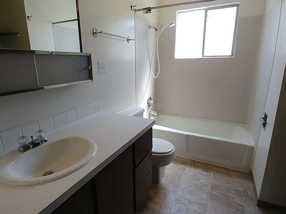 4th image of 305 NW Robert St #B