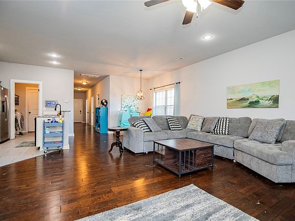 5th image of 503 W Stoney Point Rd