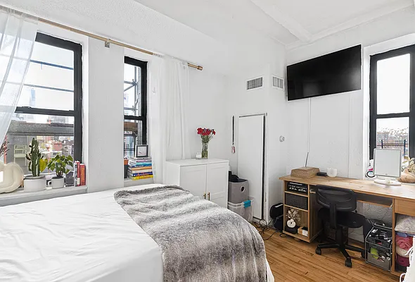 Rented by SERHANT. | media 6