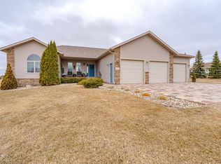 5626 Shoal Dr, Bismarck, ND 58503