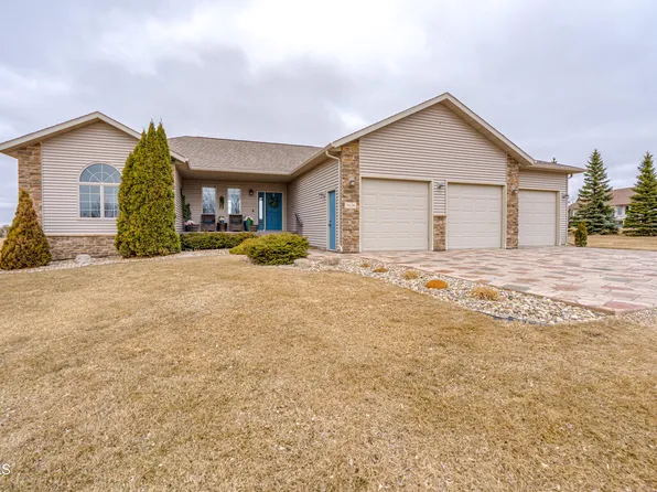 5626 Shoal Dr, Bismarck, ND 58503