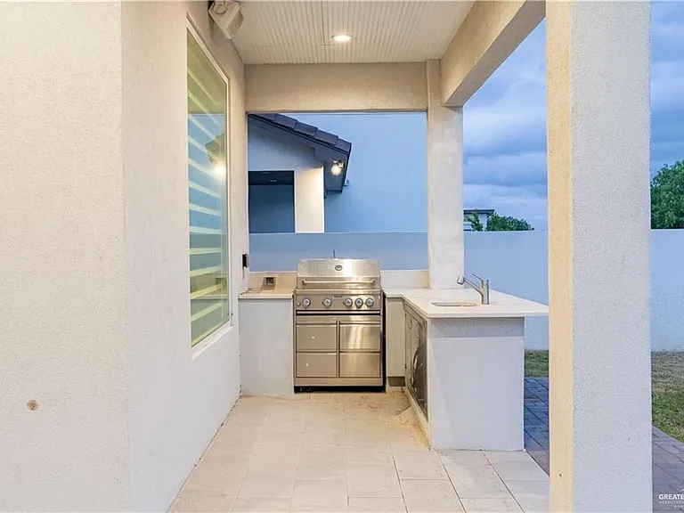 2416 S Thames Dr — Photo 27