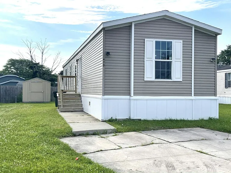 473 Linda Ln — Photo 1