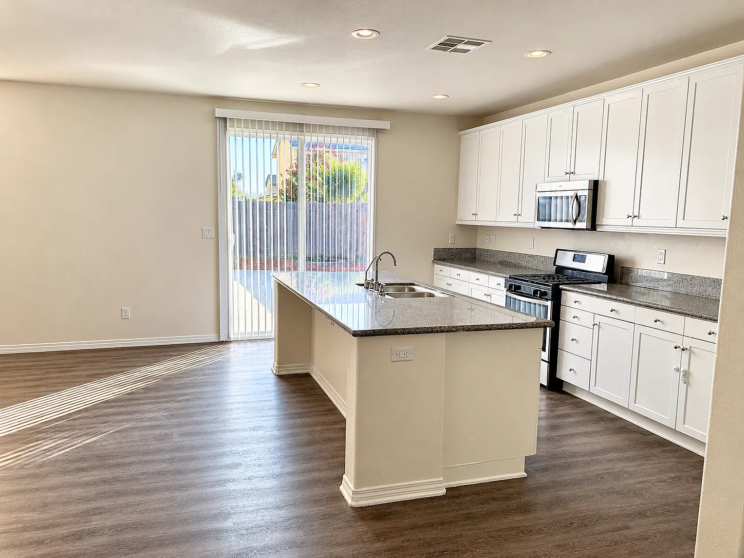 4 bed, 1939 sqft, $2,549 — Photo 4
