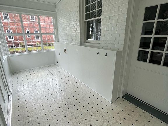 4th image of 210 S Doyen St