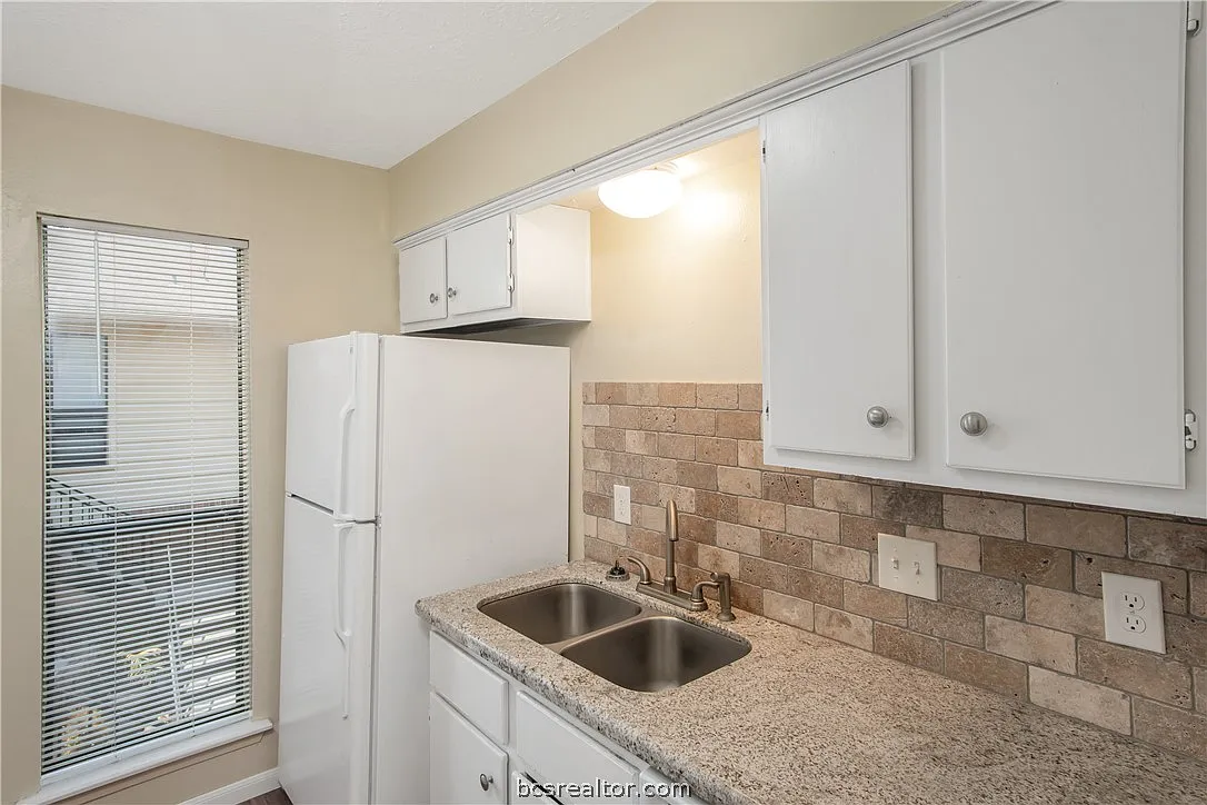 2 bed, 1.5 bath, 1008 sqft, $995 — Photo 3