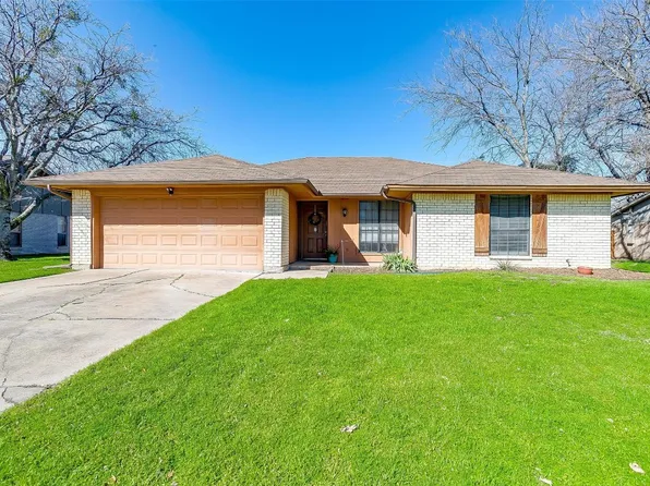 1221 Trammell Dr, Benbrook, TX 76126