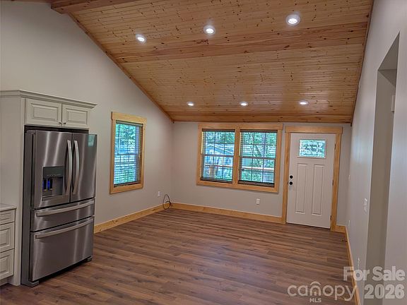 5th image of 522 Brandon Rd