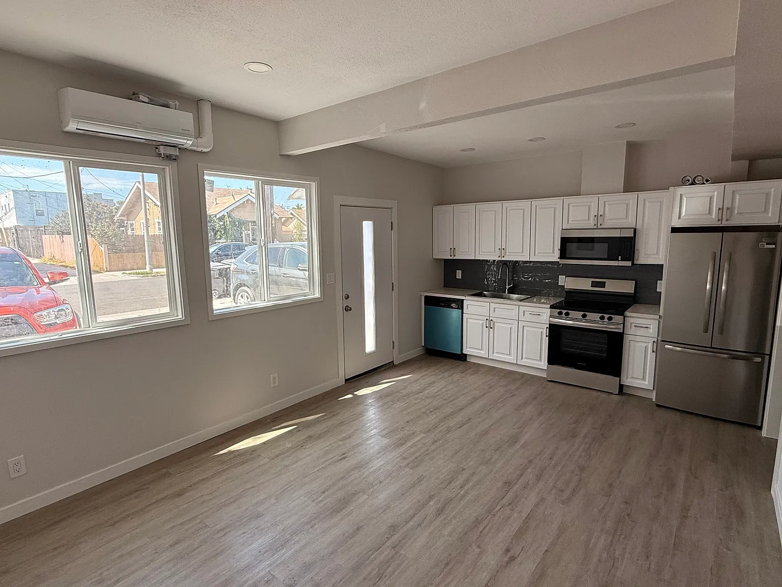 3 bed, 810 sqft, $3,395 — Photo 3