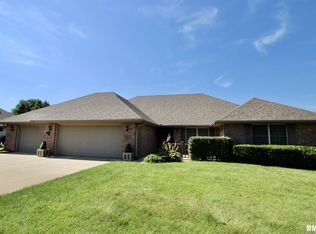1324 Velde Dr, Pekin, IL 61554