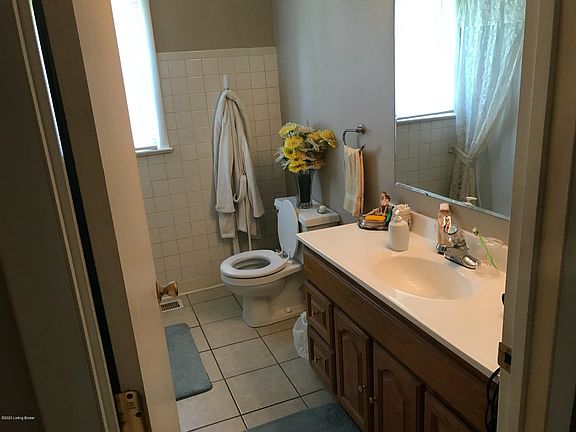 4th image of 307 E 5th St