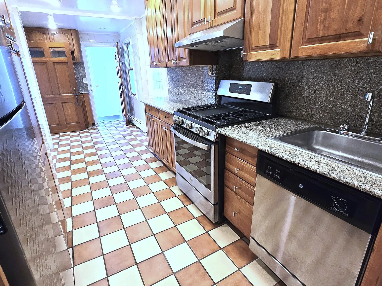 25-20 Ditmars Boulevard — Photo 2