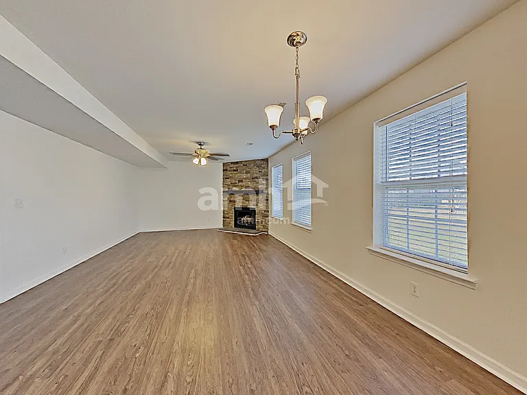 2148 Spring Hill Cir — Photo 7