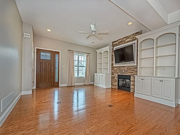 5th image of 235 Berkeley Way