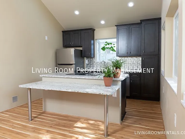 37 NE Morgan St #B — Photo 15