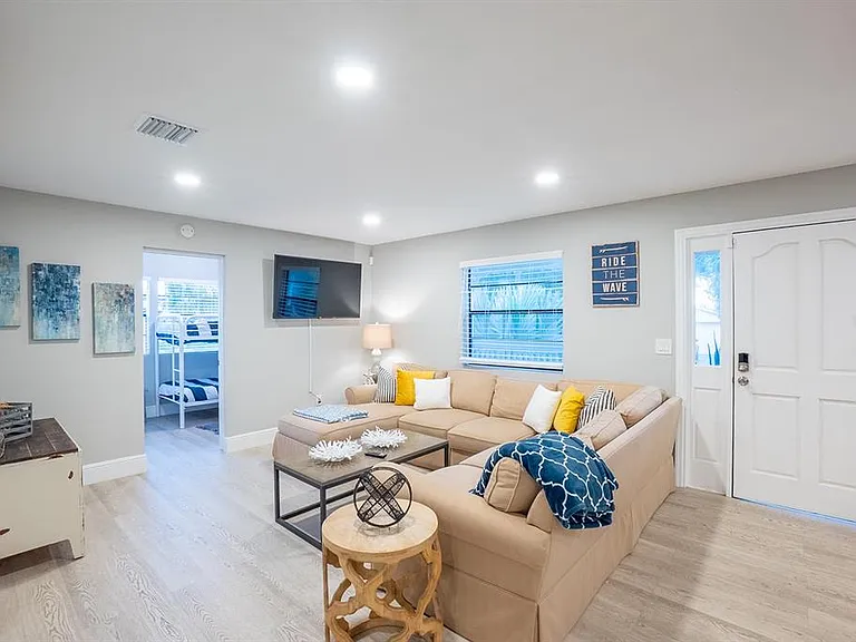 244 Lexington Dr — Photo 22