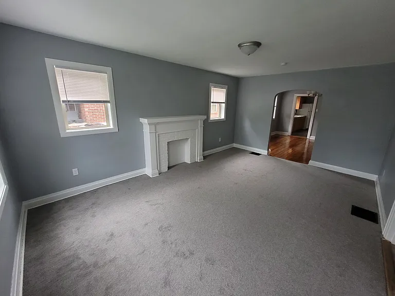 813 W 33rd St — Photo 5