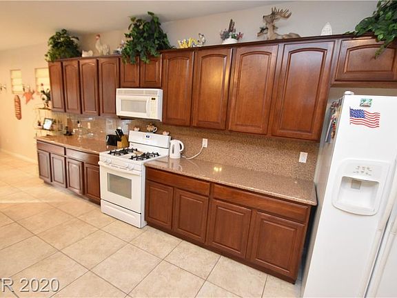 3rd image of 8129 Devils Canyon St