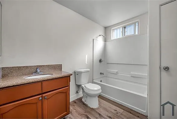 8318 S San Pedro St — Photo 11