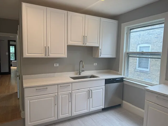 Evanston 3 bed and 1 bath with garage parking — Photo 3