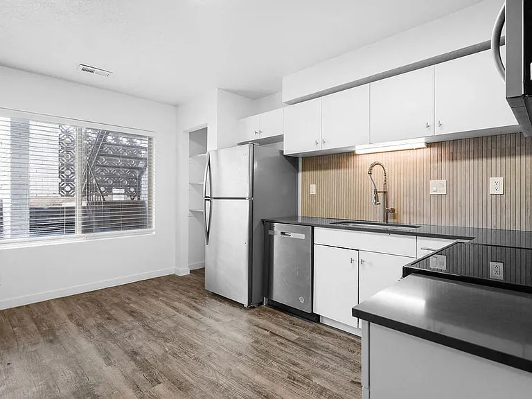 The Guthrie Flats — Photo 9
