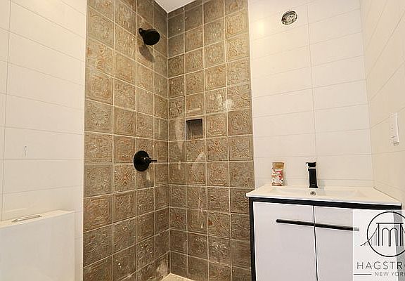 2nd image of 1050 Bergen St #3