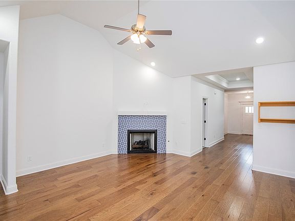 5th image of 1221 Leslie St