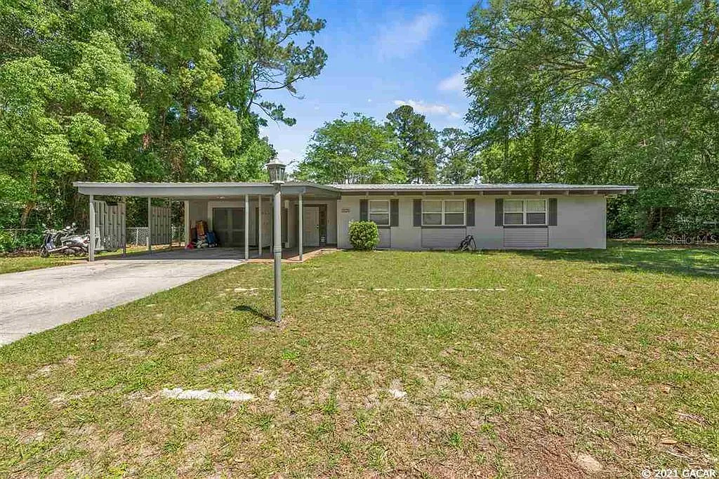 4 bed, 2.5 bath, 2400 sqft, $3,000 — Photo 1