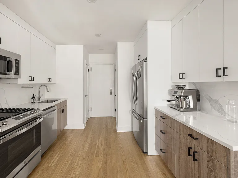 60 E 9th St #638 — Photo 7