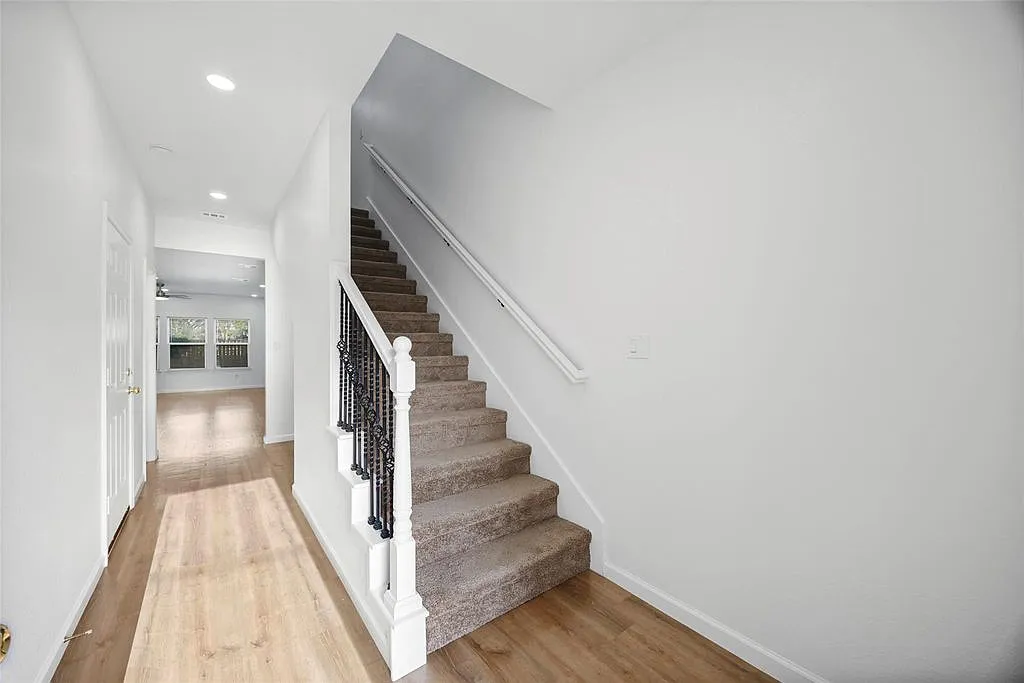 6719 Roanoke St — Photo 2