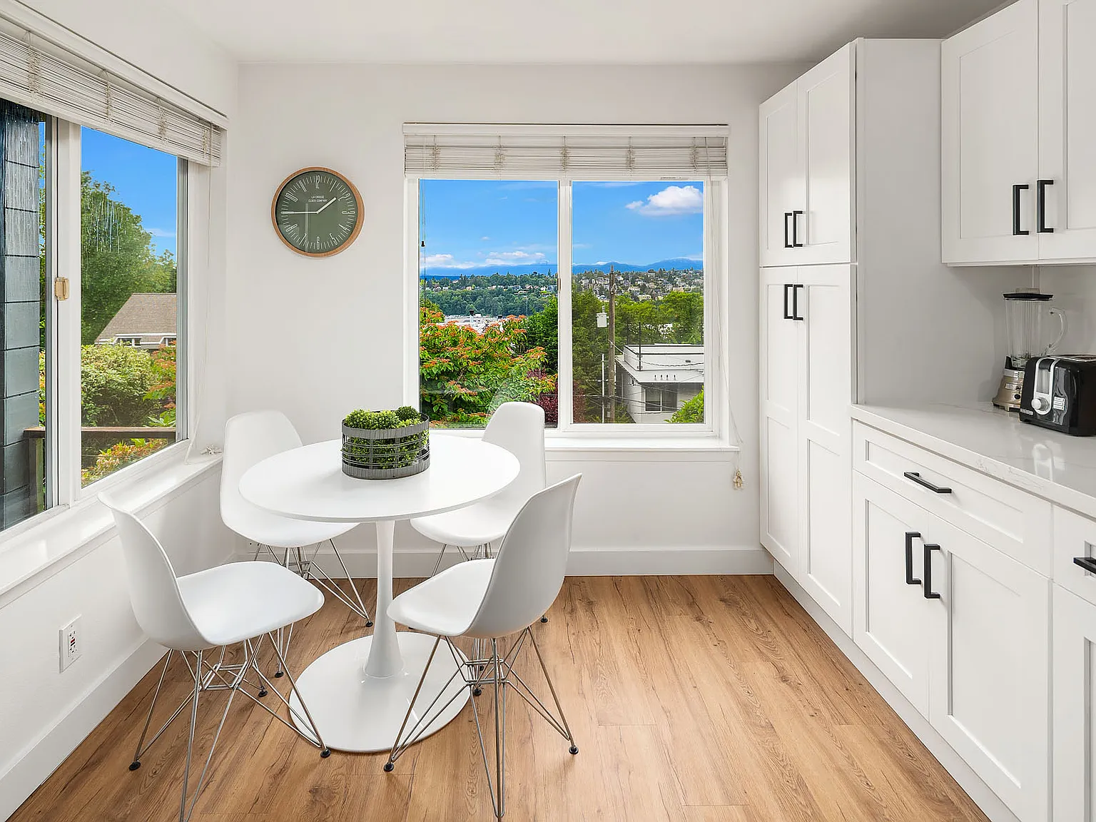 2 bed, 980 sqft, $3,900 — Photo 2