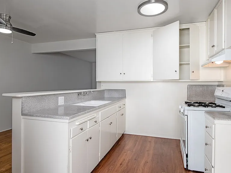 320 N Howard St — Photo 9