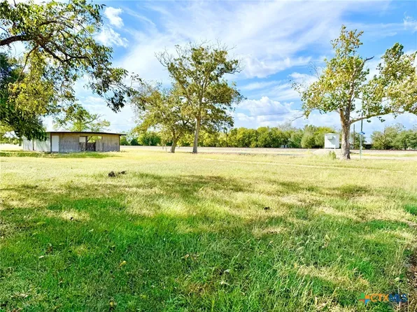 103 S Pumphrey St, Edna, TX 77957