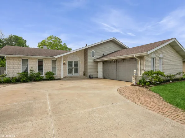 315 Maid Marion Dr N, Schererville, IN 46375