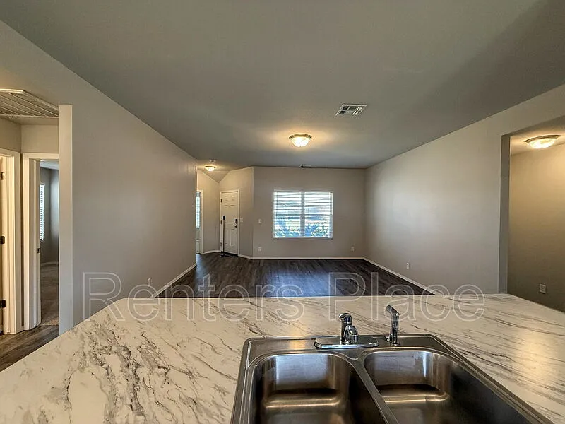 4 bed, 2.0 bath, 1631 sqft, $1,795 — Photo 4