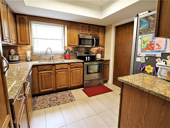 3rd image of 1412 Oakwood Ln