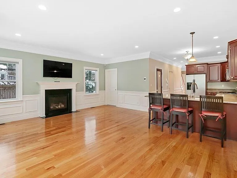 68 Waverley Ave #2 — Photo 4