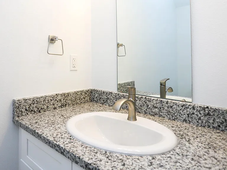 Royal Oak Apartments — Photo 19