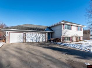 1652 La Mar Dr, North Mankato, MN 56003