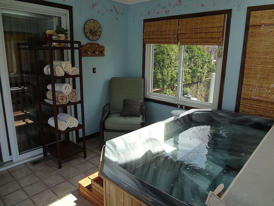 Sunroom with Hot tub